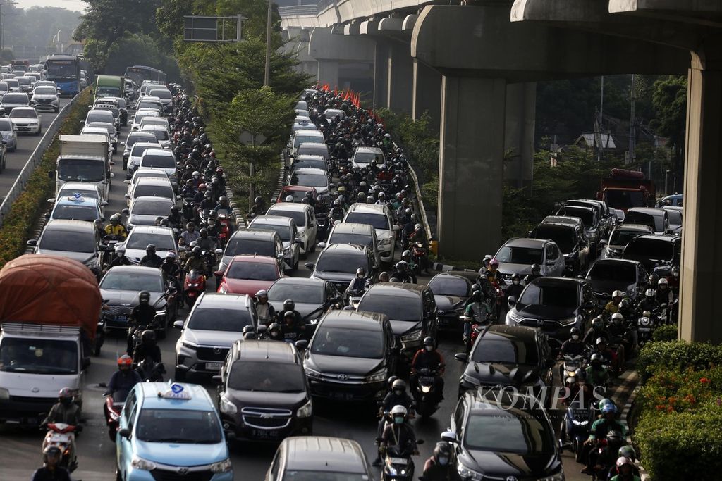 Setelah sempat lengang selama libur Lebaran, kemacetan lalu lintas kembali menjadi pemandangan rutin di Jakarta, salah satunya terlihat di Jalan MT Haryono, saat jam masuk kerja, Kamis (4/5/2023). Selain pemborosan bahan bakar, kemacetan juga memicu gangguan kesehatan akibat polusi udara dan.membuat tingkat stres meningkat. 