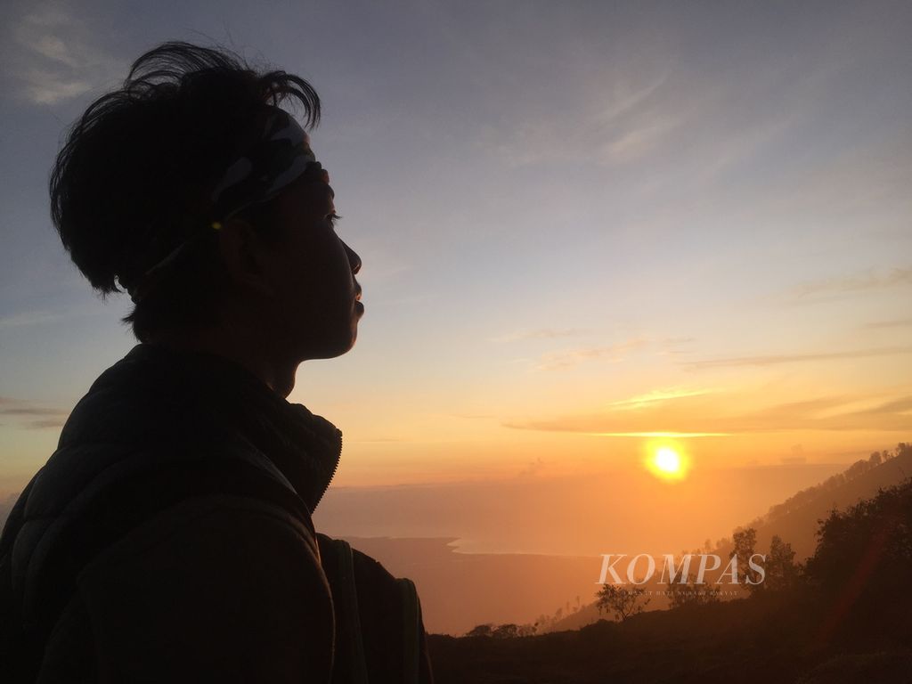 Pemandangan suasana matahari terbit dari Kawah Ijen pada 2 Juni 2022. Pendakian ke Kawah Ijen berlangsung di sela peliputan Liga Selancar Dunia di Banyuwangi, Jawa Timur.