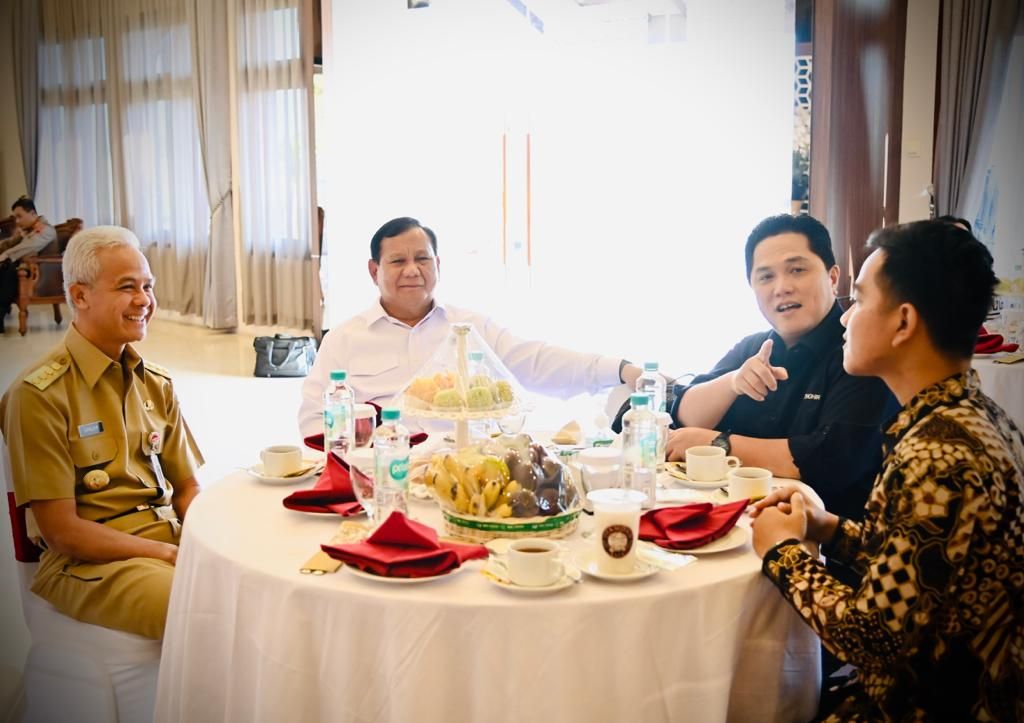 Menteri Pertahanan Prabowo Subianto (kedua dari kiri), Menteri BUMN Erick Thohir (kedua dari kanan), Gubernur Jawa Tengah Ganjar Pranowo (kiri), dan Wali Kota Surakarta Gibran Rakabuming Raka di ruang tunggu Lanud Adi Soemarmo, Surakarta, Jawa Tengah, Senin (24/7/2023).