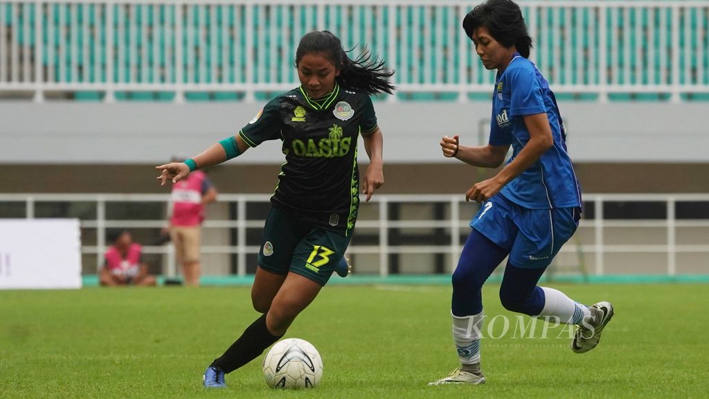 Bek tim putri Persib Bandung, Desy Amelia (kanan), berebut bola dengan gelandang tim putri Tira Persikabo, Safira Ika Putri Kartini (kiri), pada laga final kompetisi sepakbola nasional Liga 1 Putri di Stadion Pakansari, Cibinong, Bogor, Sabtu (28/12/2019). 