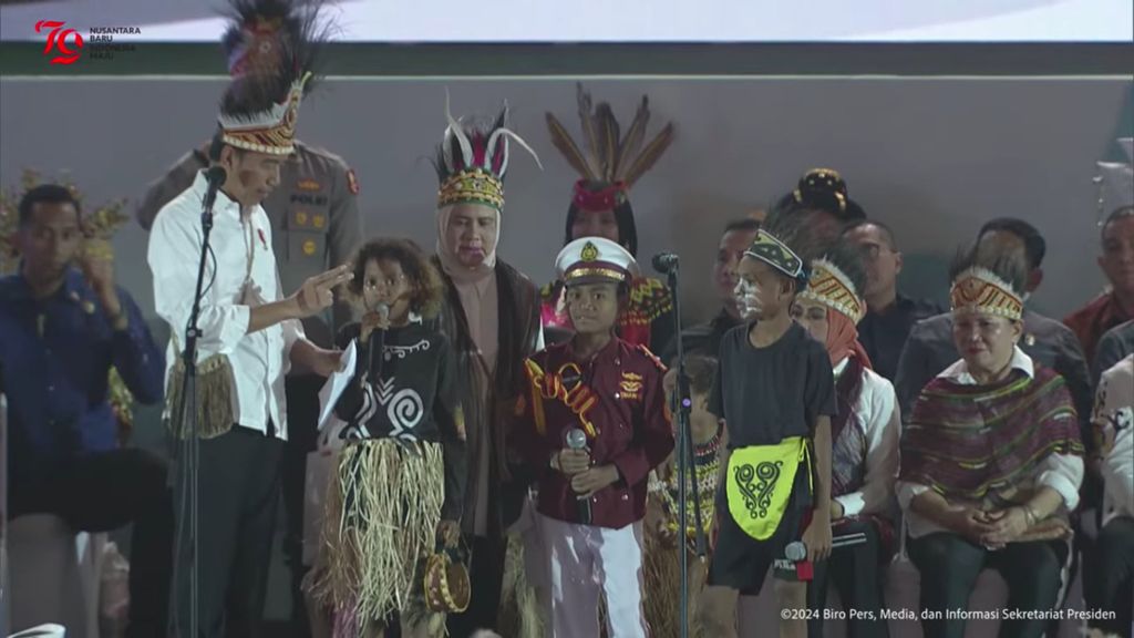 Presiden Joko Widodo menghadiri puncak peringatan Hari Anak Nasional Ke-40 yang digelar di Stadion Indonesia Bangkit, Jayapura, Papua, Selasa (23/7/2024). 