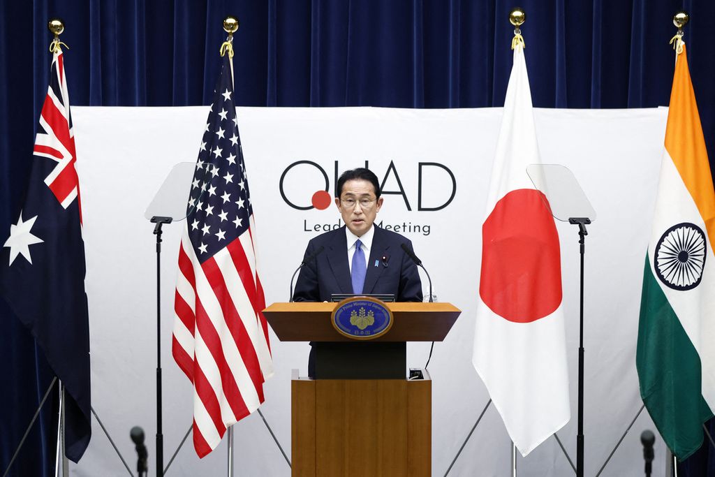 Perdana Menteri Jepang Kishida saat memberi pernyataan pers dalam jumpa pers di sela-sela dialog negara-negara anggota Quad, di Tokyo, 24 Mei 2022.