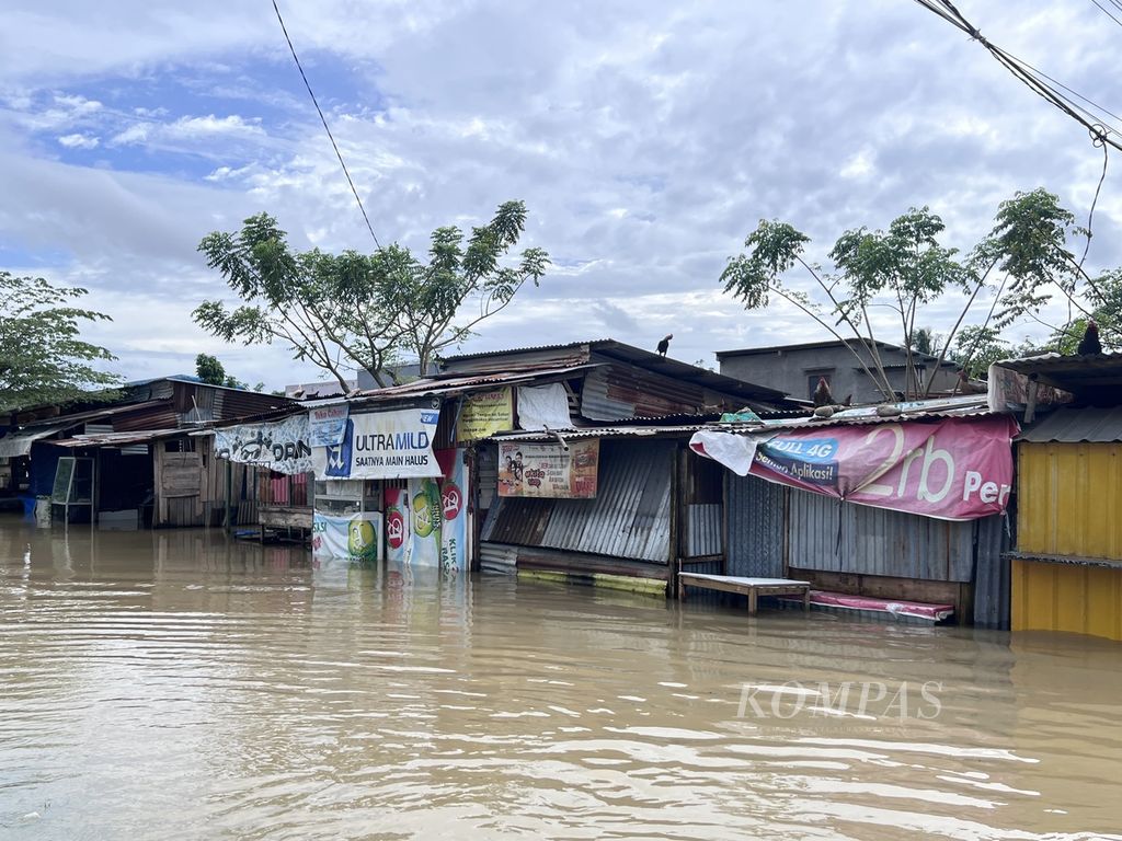 Walau hujan berangsur reda, tetapi di beberapa kawasan permukiman di Makassar, Sulawesi Selatan, rumah-rumah masih terendam, seperti tampak di Blok 10, Perumahan Antang, Makassar, Rabu (15/2/2023).
