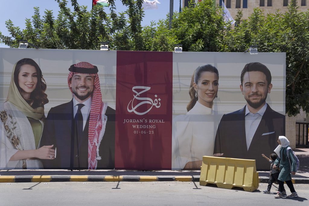 Poster Putra Mahkota Jordania Pangeran Hussein dan tunangannya, Rajwa al-Saif, terpajang di sebuah ruas jalan di Amman, Jordania, Rabu (31/5/2023), sehari menjelang pernikahan keduanya. 