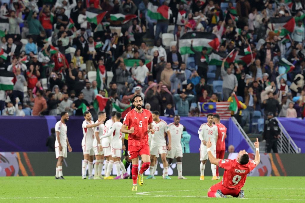 Gelandang Palestina, Tamer Seyam, bergembira setelah UEA kebobolan gol bunuh diri, Kamis (18/1/2024). 