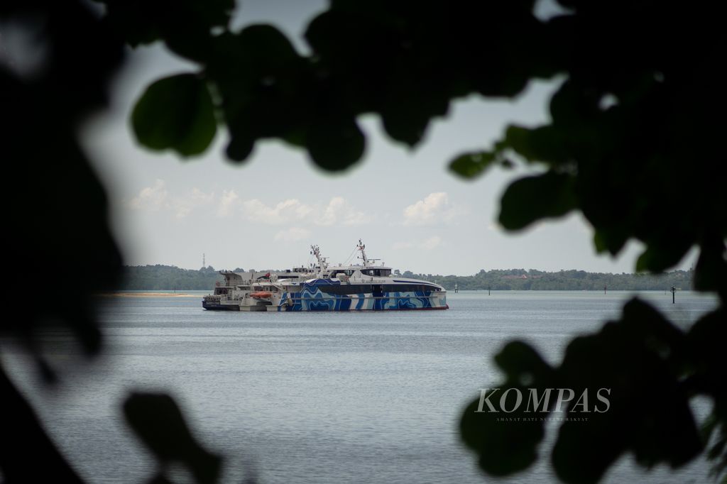 Kapal Batam-Singapura berlabuh di dekat Pelabuhan Internasional Batam Centre, Kepulauan Riau, Selasa (11/6/2024). 
