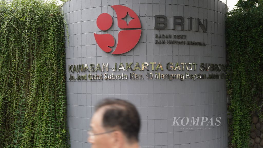 Warga melintasi Gedung Badan Riset dan Inovasi Nasional (BRIN), di Jakarta, Jumat (25/11/2022). 