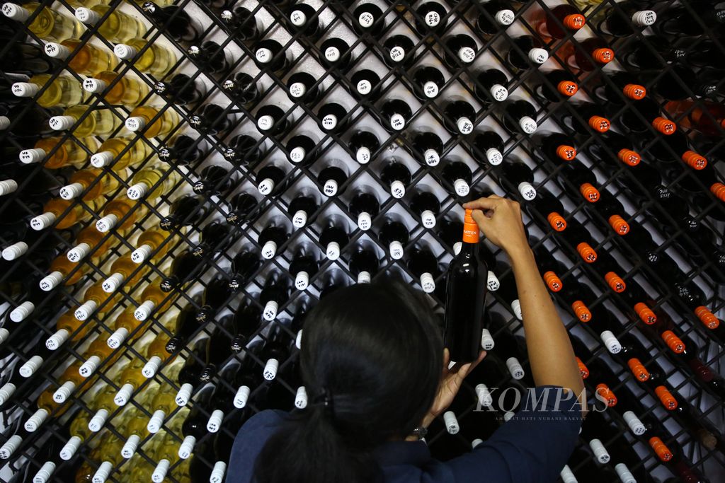 Yeni, <i>wine maker</i> di Hatten memeriksa anggur yang disimpan di Hatten Winery, Sanur, Bali, Selasa (23/11/2021). Pabrik anggur Hatten memproduksi 27 jenis minuman anggur yang beberapa jenis di antaranya menggunakan anggur yang ditanam di Bali.