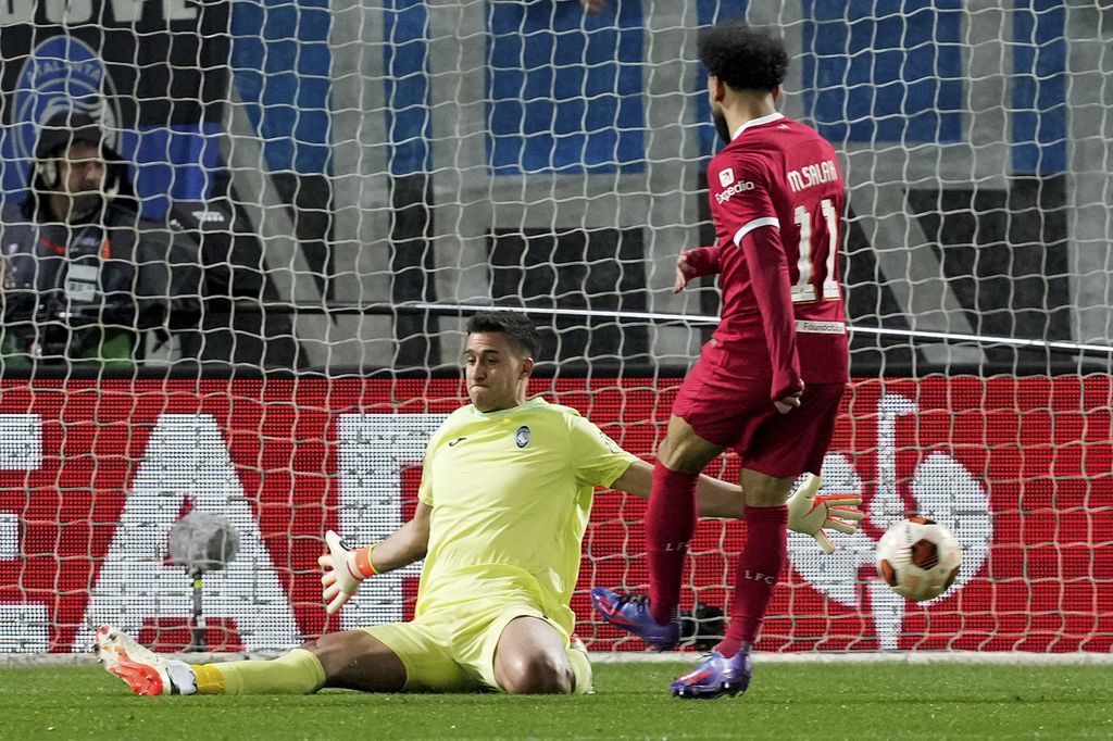 Atalanta's goalkeeper, Juan Musso, saved his goal from a shot by Liverpool striker Mohamed Salah in the second quarter-finals match of the Europa League on Friday (19/4/2024) early morning WIB.