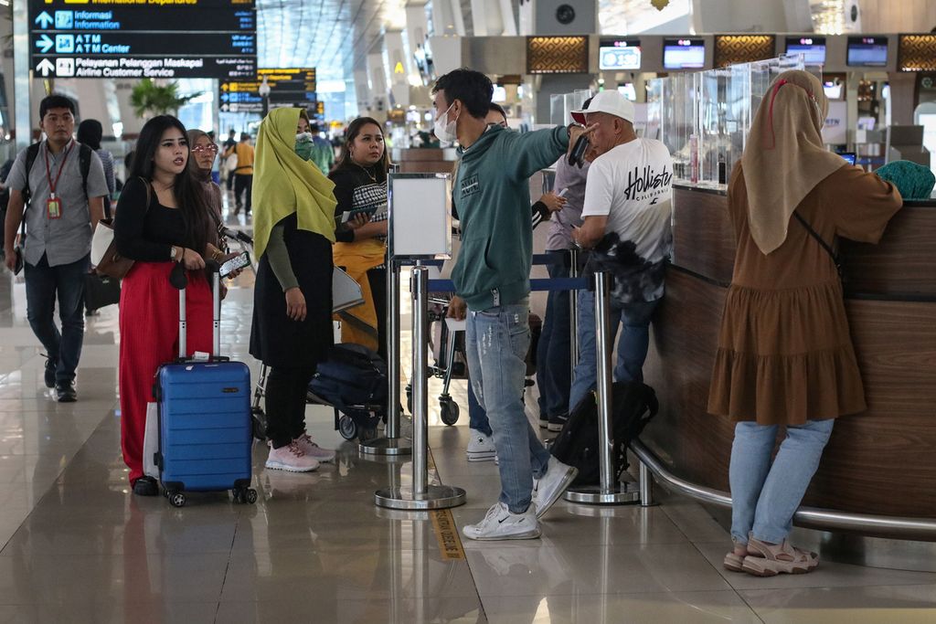 Antrean calon penumpang pesawat di Terminal 3 Bandara Internasional Soekarno-Hatta, Tangerang, Banten, Selasa (11/4/2023). ADRYAN YOGA PARAMADWYA (Z20) 11-04-2023
