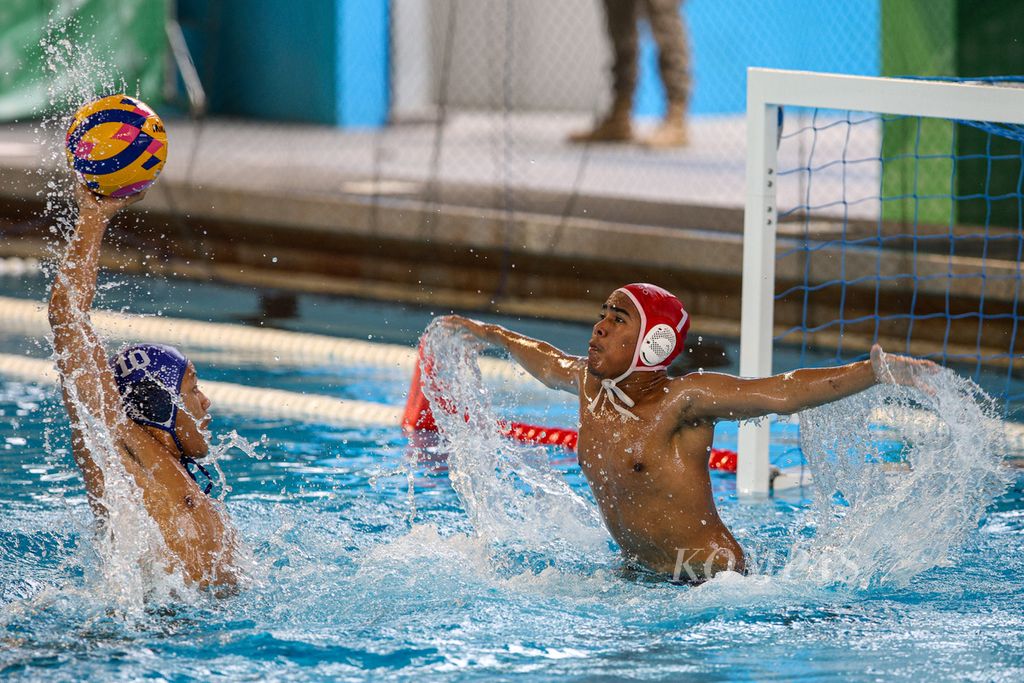 Pemain tim polo air Jambi, Ahmad Sri Kaspun Najar, melempar bola ke arah gawang tim Sumatera Selatan yang dijaga Istar Syada saat bertanding dalam nomor polo air putra PON Aceh-Sumut 2024 di Kolam Renang Selayang Dispora, Medan, Sumatera Utara, Sabtu (7/9/2024). Jambi menang meyakinkan dengan skor 28-2. 