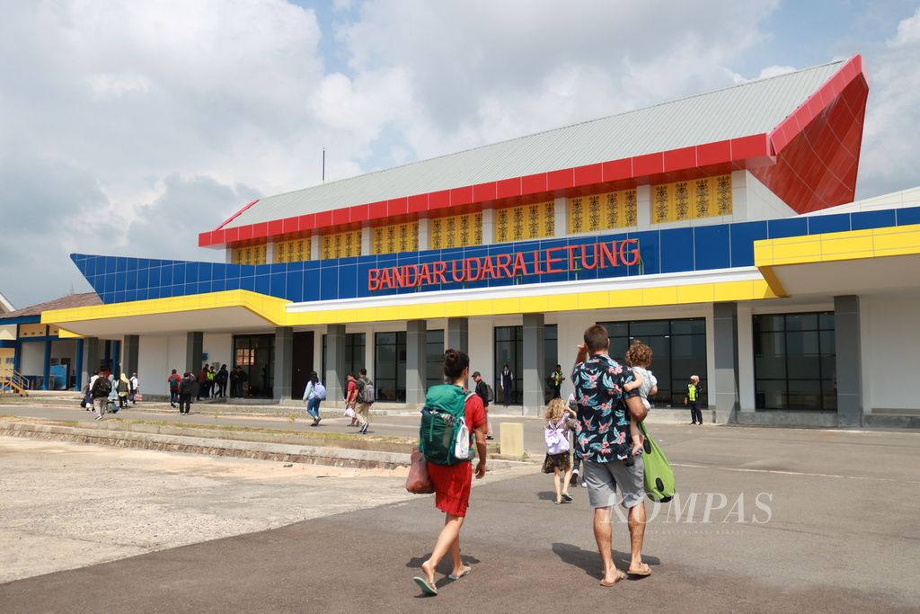 Penumpang akan memasuki terminal kedatangan di Bandara Letung, Kepulauan Anambas, Kepulauan Riau, Rabu (24/7/2024). Mereka baru saja mendarat dengan pesawat berjenis ATR milik Wings Air dengan keberangkatan dari Bandara Hang Nadim, Batam, Kepulauan Riau. 