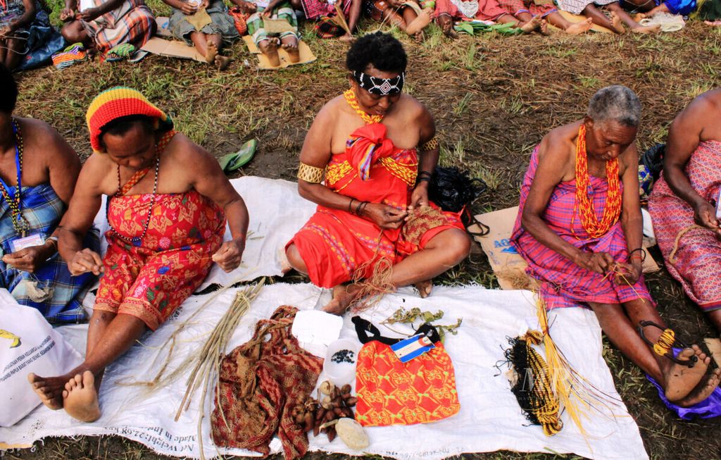 Women in the Arfak Mountains, West Papua, show how to make noken, Saturday (23/2/2019).