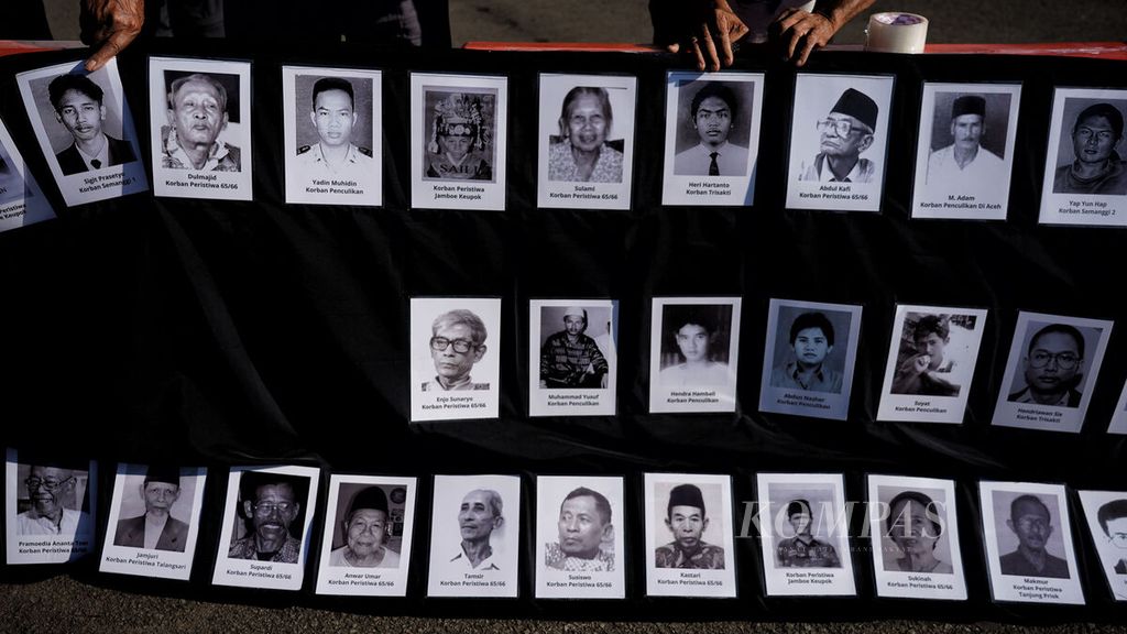 Sejumlah foto korban pelanggaran HAM berat masa lalu, beberapa di antaranya perempuan, dipampang saat aksi Kamisan ke-767 di depan Istana Merdeka, Jakarta, Kamis (9/3/2023). 