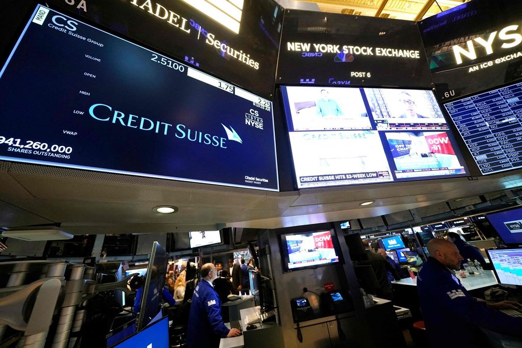 Para pialang tampak tengah bekerja di lantai bursa di New York Stock Exchange (NYSE) saat pembukaan pasar pada Rabu pagi (15/3/2023).