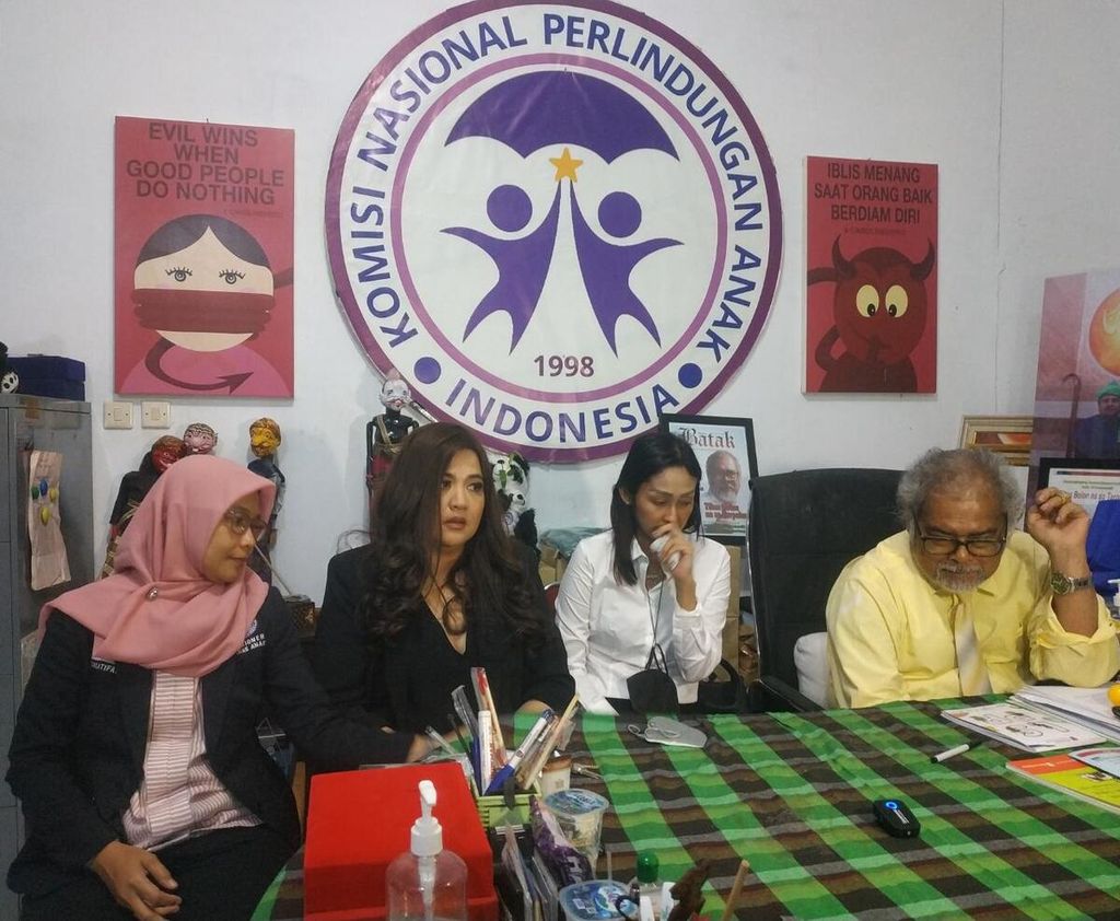 KEY (kedua dari kanan) saat mendatangi kantor Komisi Nasional Perlindungan Anak di Jakarta Timur, Kamis (5/1/2023).