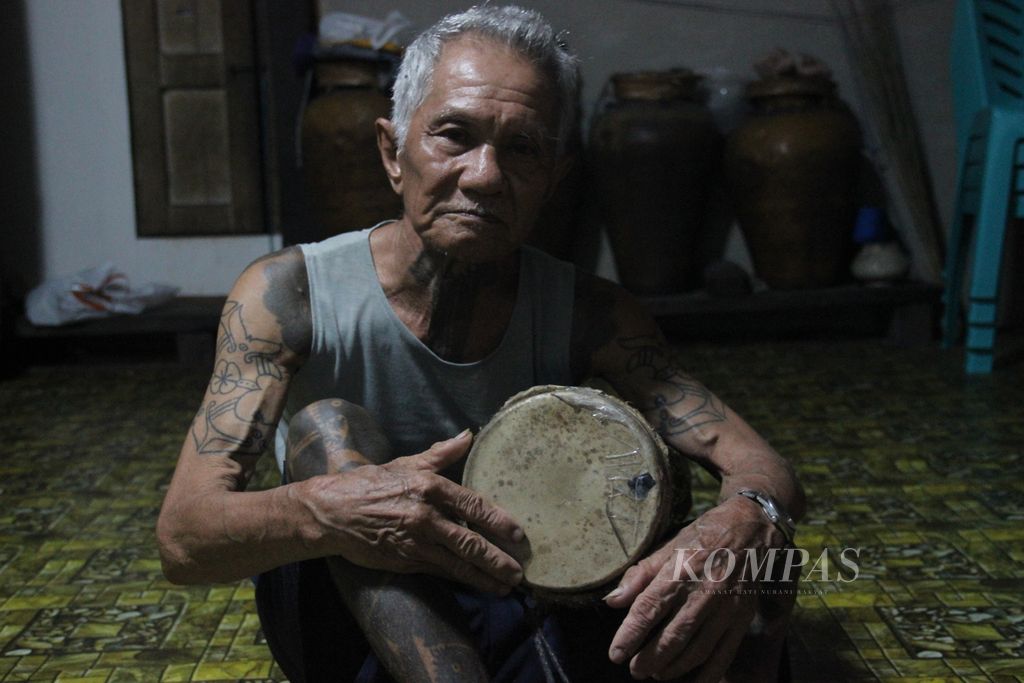Klaudius Kudi (83) mengajarkan musik gendang <i>mayoh</i> ke anak muda suku Dayak Iban. 