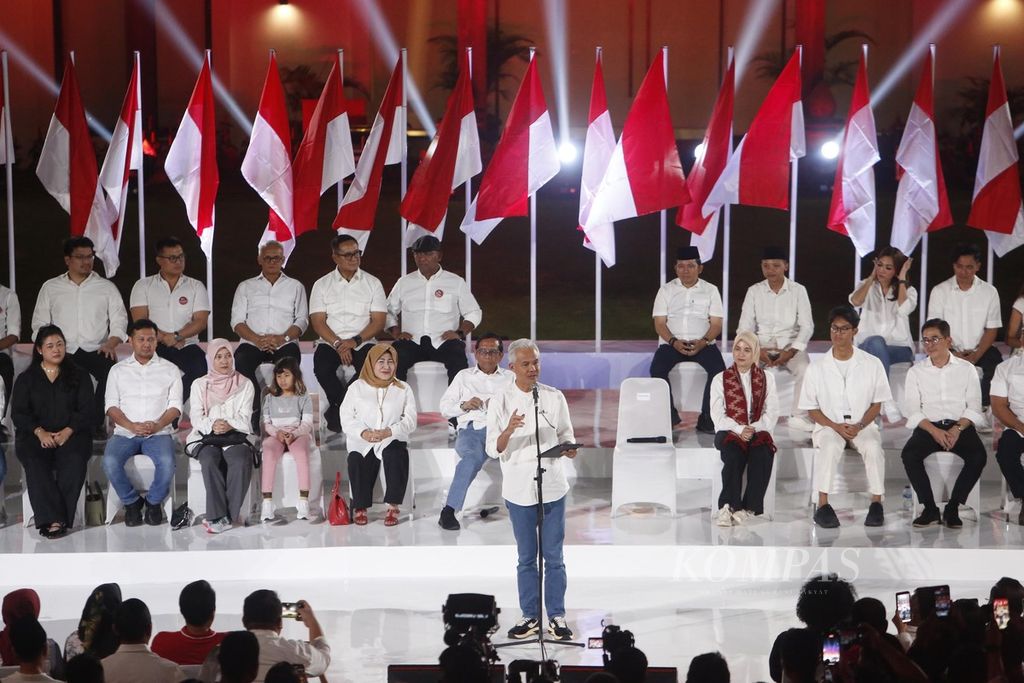 Ganjar Pranowo berpidato saat pendeklarasian dirinya dan Mahfud MD sebagai bakal calon presiden dan calon wakil presiden Mahfud MD di Gedung Arsip Nasional, Jakarta, Rabu (18/10/2023). Pasangan ini berusaha menggaet generasi muda sebagai lumbung suara. 
