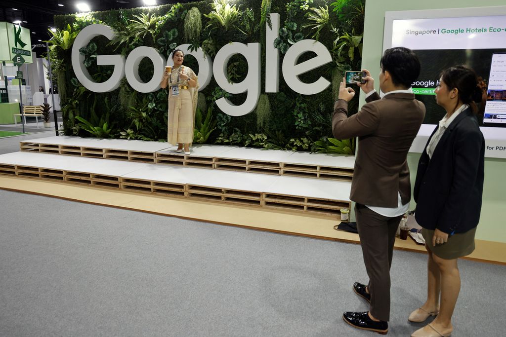 Warga berfoto di stand Google di pertemuan Asia-Pacific Economic Cooperation (APEC) di Bangkok, Thailand,  Jumat (18/11/2022) .  