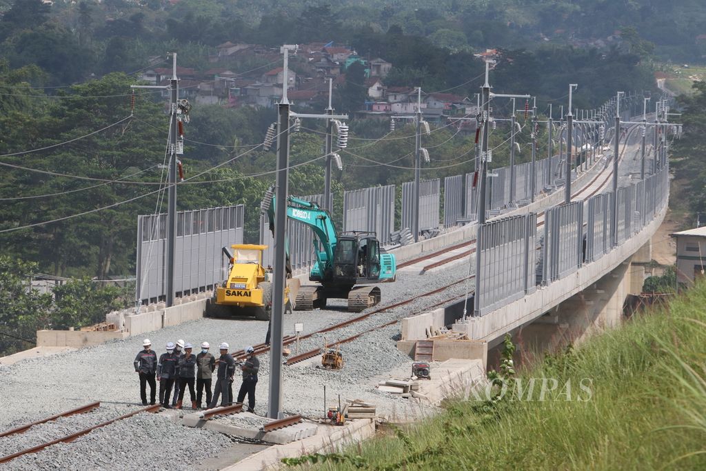 Sejumlah petugas memantau rel setelah kecelakaan kereta kerja dalam proyek Kereta Cepat Jakarta- Bandung di Desa Cempakamekar, Kecamatan Padalarang, Kabupaten Bandung Barat, Jawa Barat, Senin (19/12/2022).