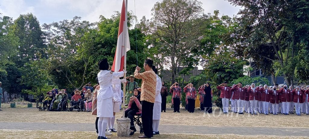 Masyarakat Kelurahan Tunggulwulung dan penyandang disabilitas di Kota Malang, Jawa Timur, Kamis (17/8/2023), menggelar upacara peringatan HUT Ke-78 RI secara inklusif. 