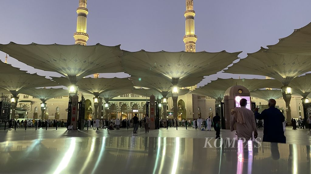 Jemaah haji meninggalkan Masjid Nabawi setelah menjalankan shalat di Madinah, Arab Saudi, Jumat (16/6/2023). 