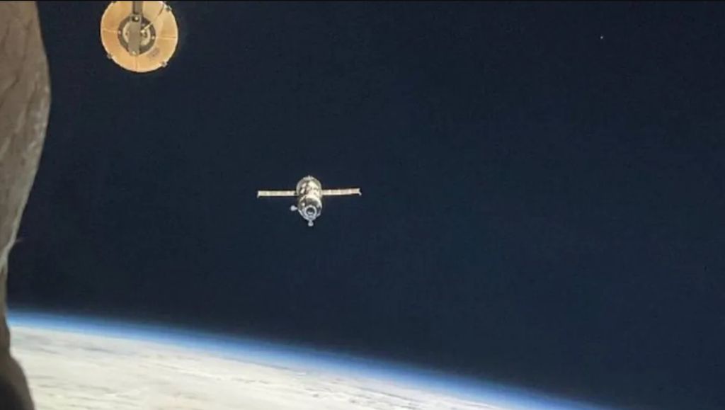 Wahana kargo robotik Progress 86 milik Badan Antariksa Rusia Roscosmos meninggalkan Stasiun Luar Angkasa Internasional (ISS) pada Selasa (28/5/2024). Beberapa waktu kemudian, wahana sekali pakai ini memasuki atmosfer Bumi dan terbakar untuk membakar sampah dan limbah sisa antariksawan di ISS.