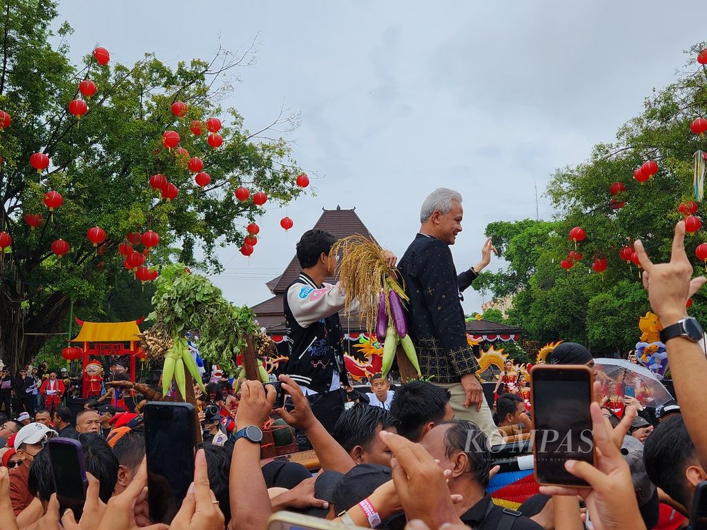 Presidential candidate number 3, Ganjar Pranowo, greeted his supporters in front of the Surakarta City Hall during the final campaign for presidential and vice presidential candidate number 3, Ganjar-Mahfud, in Surakarta City, Central Java, on Saturday (10/02/2024).
