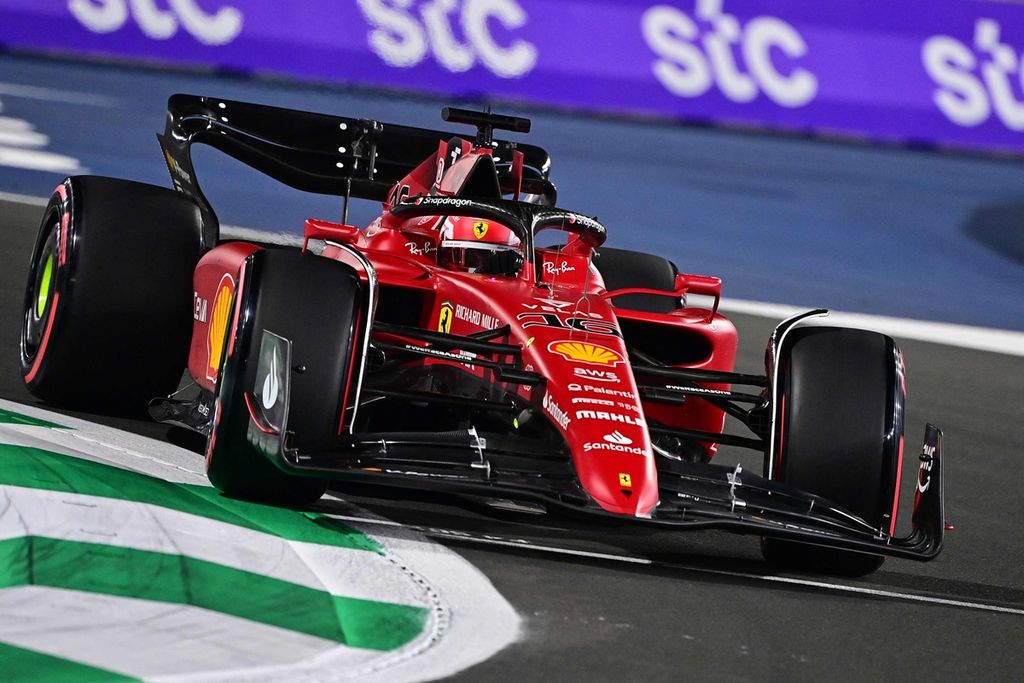 Pebalap Ferrari, Charles Leclerc dalam sesi latihan bebas kedua Grand Prix Formula 1 seri Arab Saudi di Jeddah, Sabtu (26/3/2022) dini hari WIB.