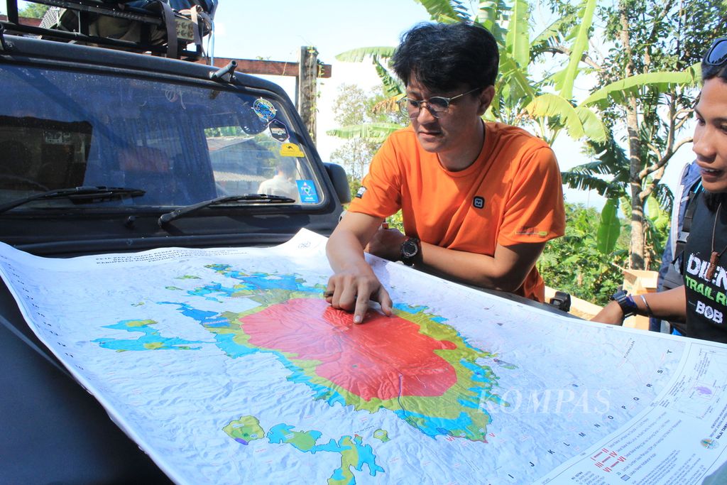 Sejumlah petugas berkoordinasi untuk mencari seorang pendaki yang hilang di Gunung Ciremai, Kuningan, Jawa Barat, Senin (7/8/2023). Pendaki bernama Dafiar Akbar (15) yang sempat dinyatakan hilang pada Minggu (6/8/2023) telah ditemukan pada Senin siang.