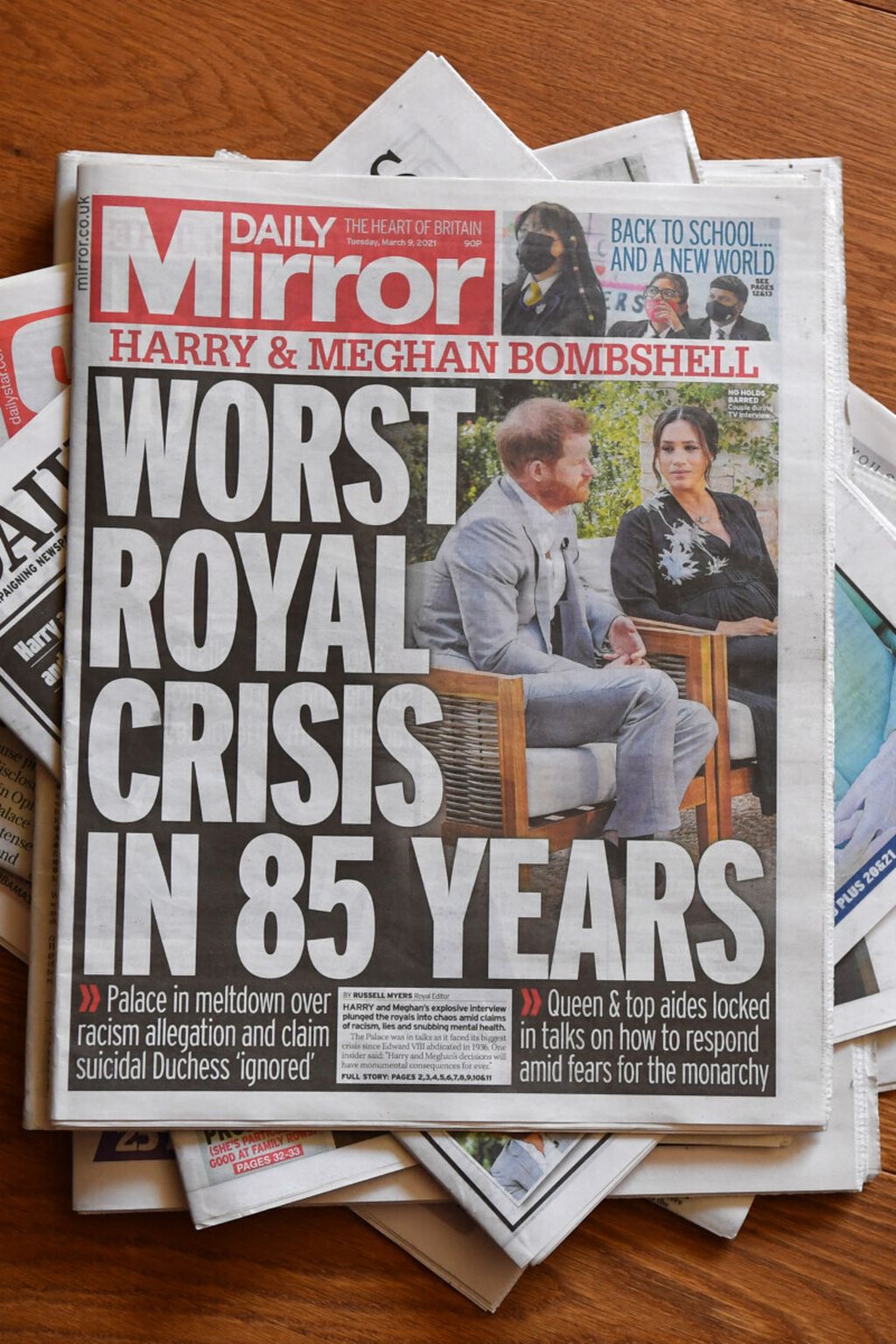 Halaman depan <i>Daily Mirrror</i>, salah satu media Inggris, edisi Maret 2021 menampilkan Pangeran Harry dan istrinya, Meghan Markle. Pada 6 Oktober 2022, Pangeran Harry kembali menggugat media di Inggris atas dugaan pelanggaran hak pribadi dan penyadapan ilegal. 