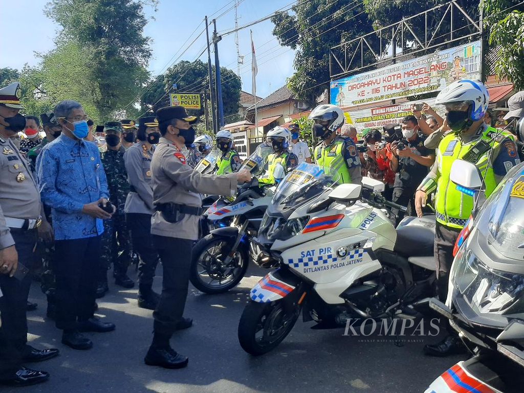 Kepala Polda Jawa Tengah Irjen Ahmad Luthfi mengecek kesiapan kendaraan bermotor dari Kepolisian Sektor Magelang Kota, Jumat (22/4/2022).