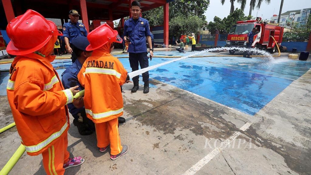 Siswa taman kanak-kanak mengikuti simulasi pemadaman di Dinas Pemadam Kebakaran DKI Jakarta di Kalimalang, Jakarta, Rabu (12/12/2018). Kegiatan tersebut bertujuan untuk memperkenalkan profesi petugas pemadam kebakaran dan memahami langkah-langkah untuk memadamkan bencana kebakaran.