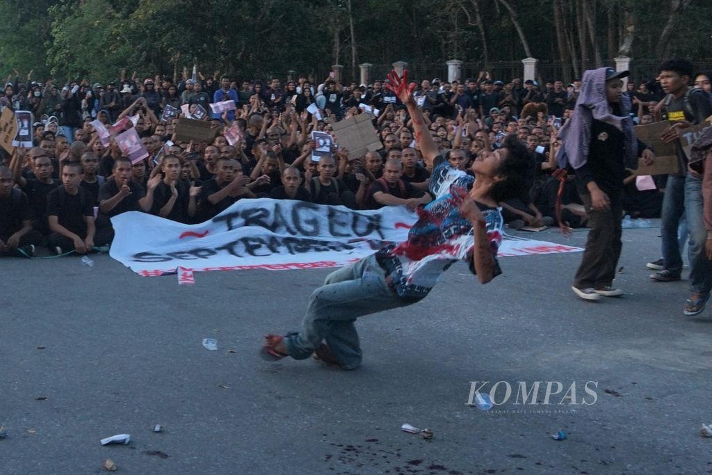 Aksi teaterikal mahasiswa dalam rangkaian aksi September Berdarah mengenang kematian Randi-Yusuf di Polda Sultra, Kendari, Selasa (26/9/2023). 