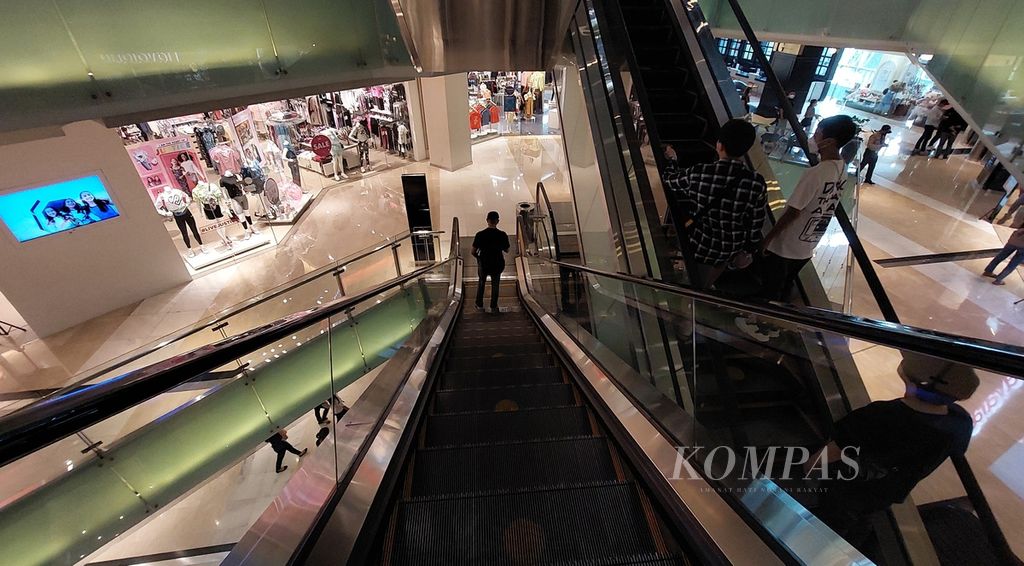 Pengunjung berada di salah satu pusat perbelanjaan di Jakarta Pusat, 13 Juni 2022. Lambat atau cepat, lonjakan inflasi, bahkan hiperinflasi, di sejumlah negara akan menghantam pertumbuhan. 