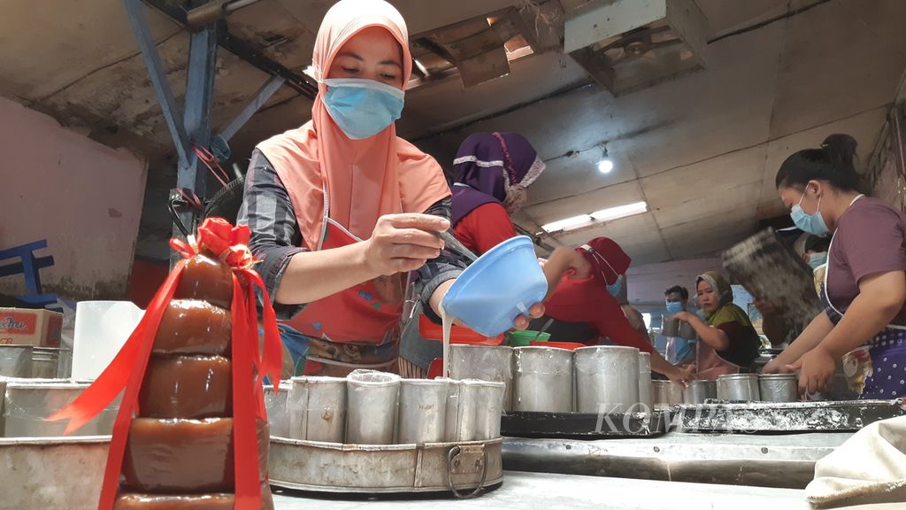 Pekerja sedang mencetak adonan kue tutun di salah satu pabrik pembuatan kue di Bandar Lampung, Lampung, Senin (24/1/2022). Jelang perayaan Imlek 2022, pedagang kue mulai memproduksi kue tutun.
