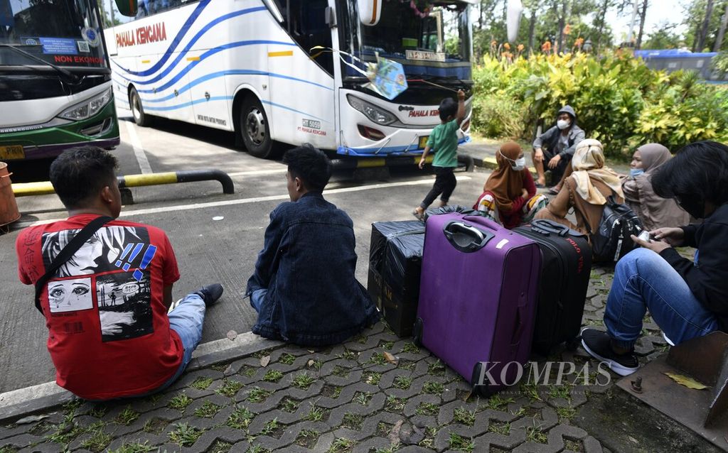 Penumpang bus AKAP menunggu bus di Terminal Poris Plawad, Kota Tangerang, Banten, Sabtu (9/4/2022). Memasuki seminggu pertama bulan Ramadhan, sejumlah warga memilih mudik lebih awal. Mereka menuju sejumlah kota di Jawa Timur, seperti Surabaya, Malang, dan Madura. 