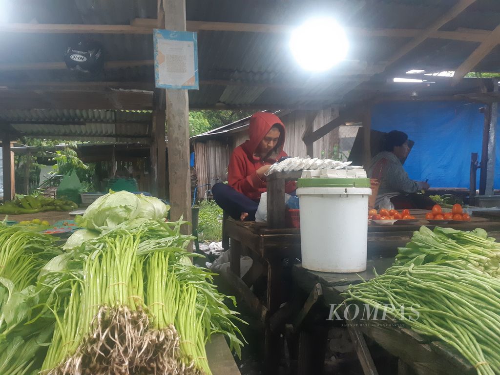 Pembayaran dengan metode QRIS tersedia di pasar tradisional Betun, Kabupaten Malaka, Nusa Tenggara Timur. Hingga Februari 2023, metode tersebut semakin banyak ditemukan di sana.