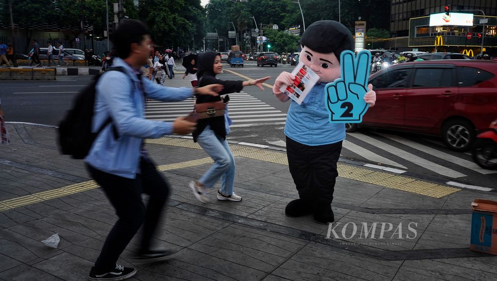 Boneka kostum ikon Gemoy yang dihadirkan Tim Kampanye Nasional (TKN) Fanta Prabowo-Gibran saat melakukan kampanye di persimpangan Sarinah, Jakarta, Jumat (29/12/2023).