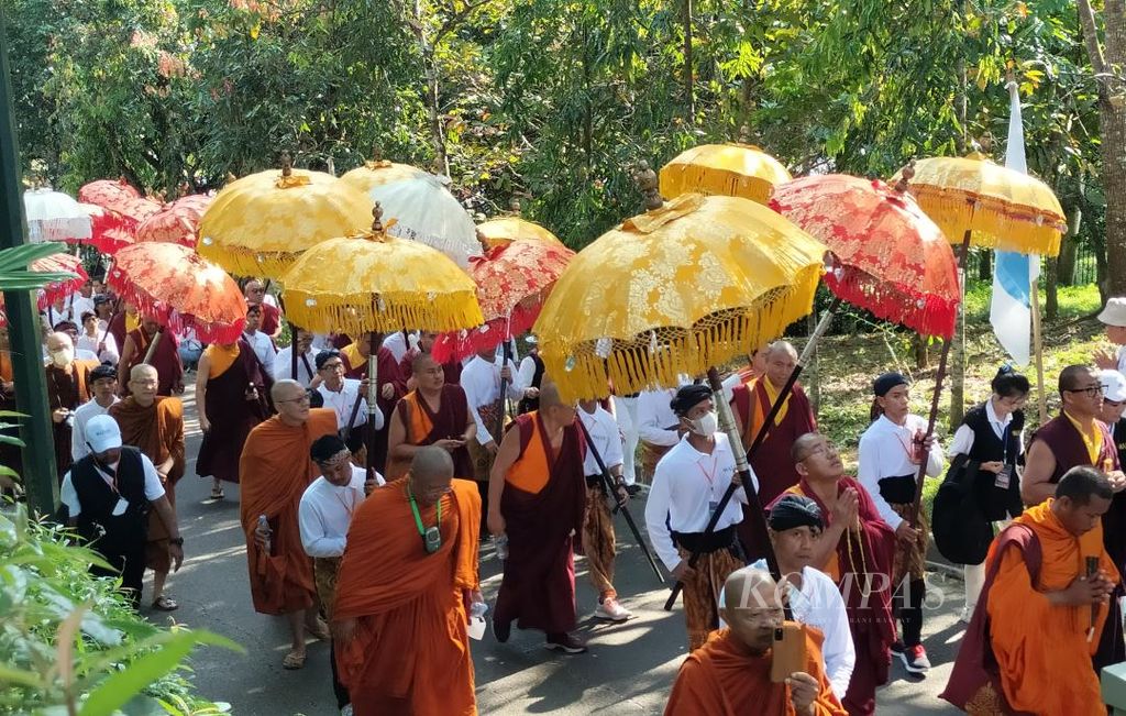 Umat Buddha bersama biksu beramai-ramai berjalan dari Candi Mendut menuju pelataran Candi Borobudur untuk mengikuti prosesi menantikan detik-detik Waisak, Minggu (4/6/2023).