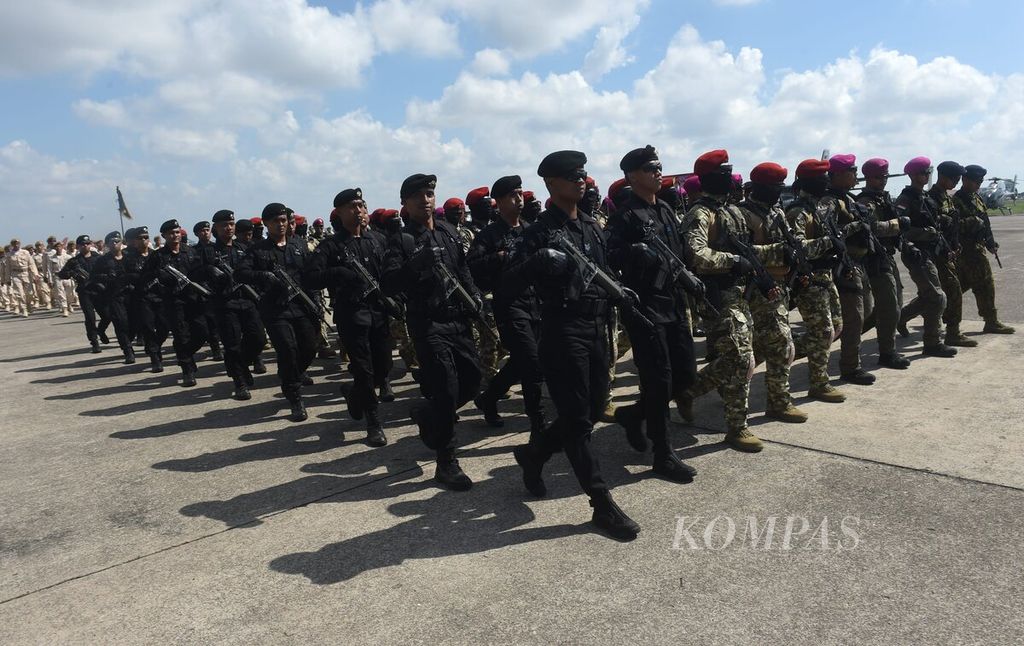 Defile pasukan saat upacara puncak HUT Ke-68 Penerbangan Angkatan Laut (Penerbal) di Apron Hanggar Pangkalan Udara Angkatan Laut Juanda, Sidoarjo, Jawa Timur, Kamis (27/6/2024).