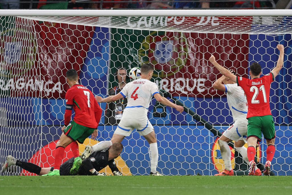 Bek Ceko, Robin Hranac (tengah/4), membelokkan bola ke gawangnya sendiri yang menjadi gol pertama Portugal di pertandingan Grup F Piala Eropa 2024 di Stadion Leipzig, Leipzig, Rabu (18/6/2024) dini hari WIB. Gol bunuh diri ini mengubah kedudukan menjadi 1-1. 