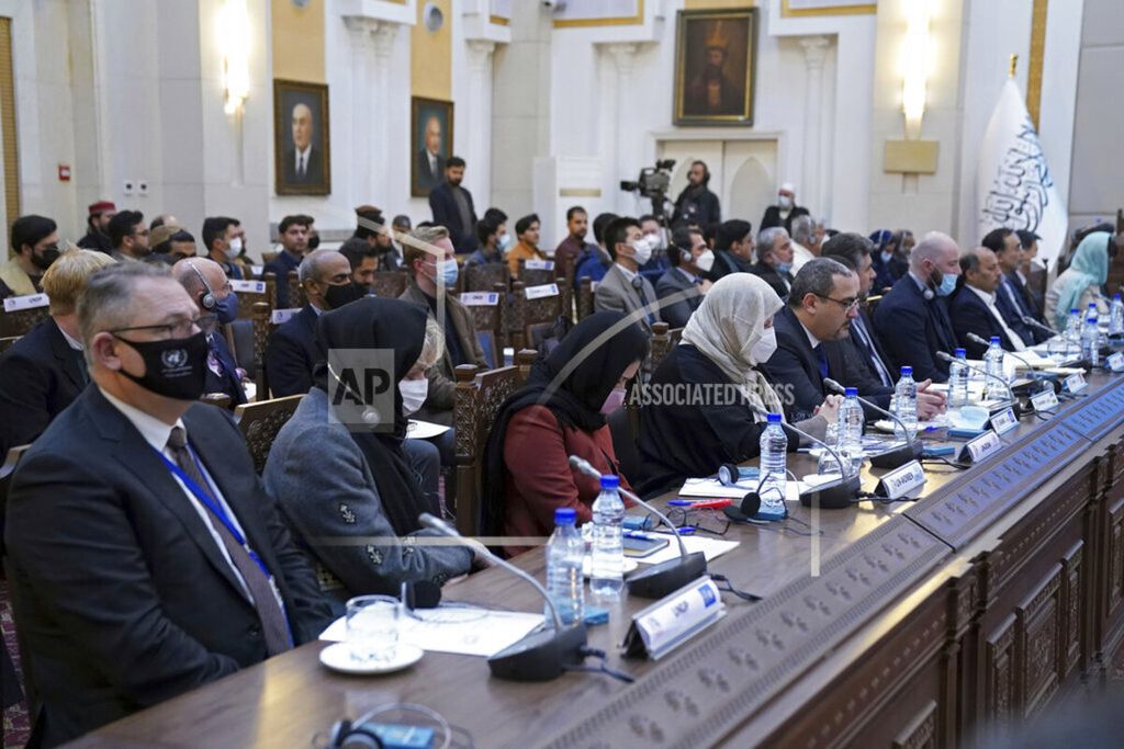 Pejabat asing menyimak kata-kata Perdana Menteri Taliban Mohammad Hasan Akhund  selama konferensi ekonomi di Istana Presiden di Kabul, Afghanistan, Rabu, 19 Januari 2022. 