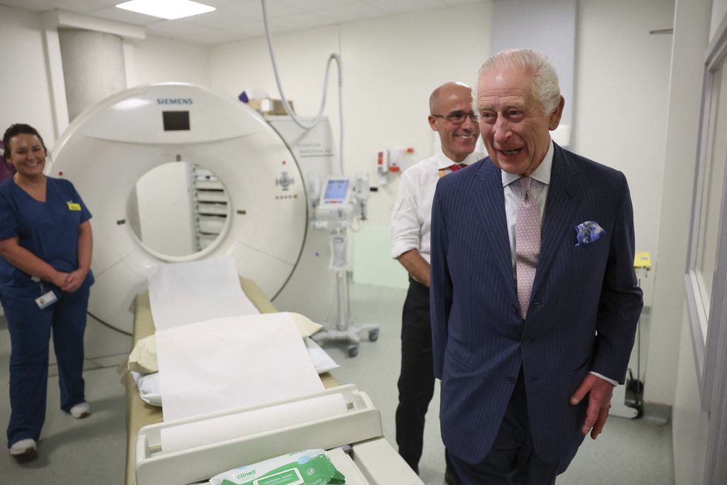 Raja Inggris Charles III berkunjung ke Pusat Penelitian Kanker Inggris, Selasa (30/4/2024). Charles didampingi Kepala Pusat Penelitian Kanker Inggris Charlie Swanton.