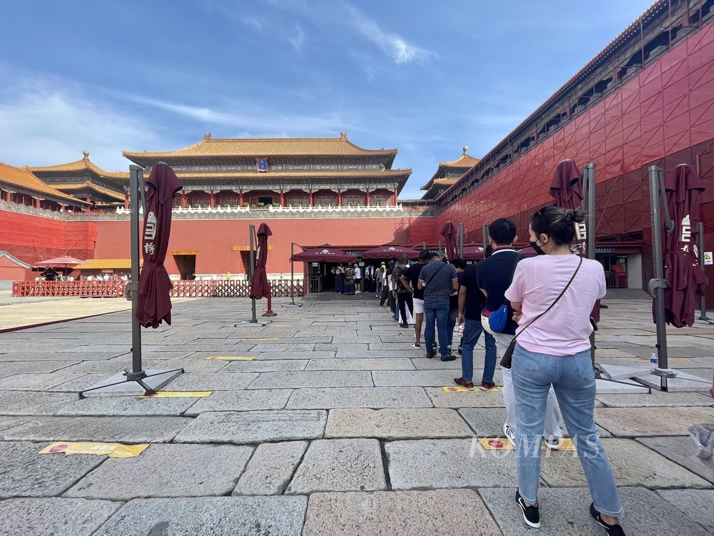 Sebelum memasuki Kota Terlarang di Beijing, China, setiap pengunjung harus menunjukkan bukti negatif hasil tes PCR dan status kesehatan Beijing berwarna hijau. Seperti antrean pengunjung pada Jumat (9/9/2022), di depan gerbang masuk ini.