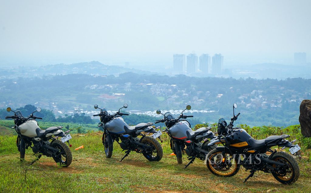 Royal Enfield All-New Himalayan 450 saat uji kendara di Desa Pelangi, Sentul, Jawa Barat, Rabu (10/7/2024). 