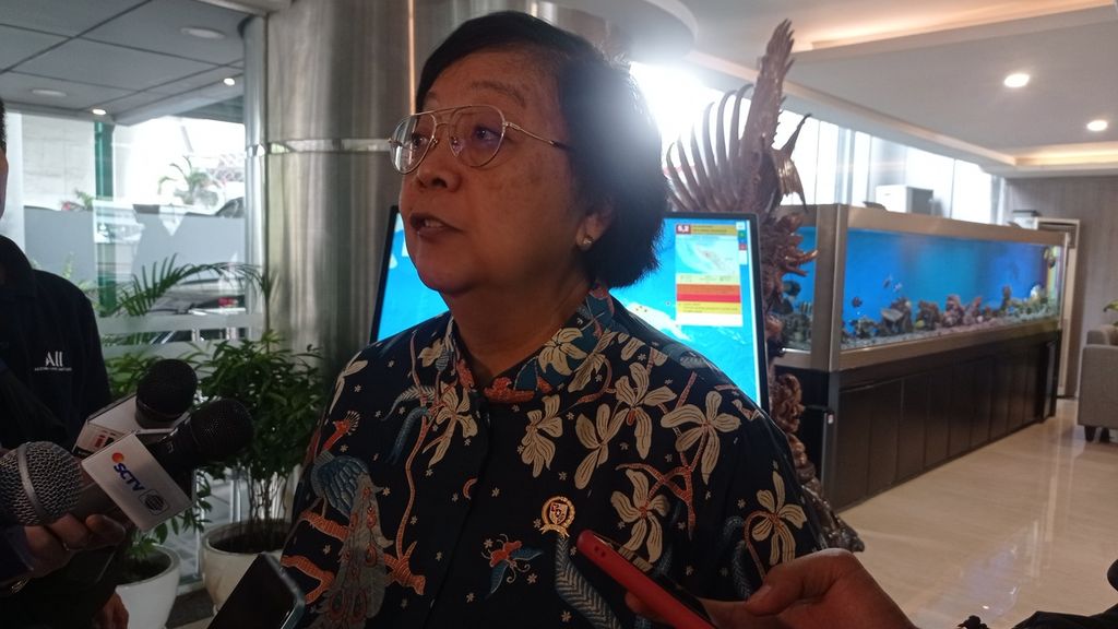 Menteri Lingkungan Hidup dan Kehutanan Siti Nurbaya Bakar menjelaskan tentang pengendalian pencemaran udara, Jumat (18/8/2023) di Jakarta. 