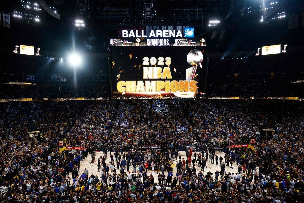 Suasana di lapangan setelah Denver Nuggets menjadi juara Final NBA, di Ball Arena, Denver, Selasa (13/6/2023) WIB. 