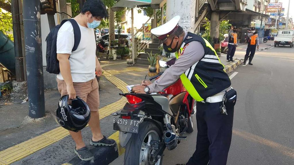 Polisi Satlntas Jakarta Utara menenindak knalpot bising dalam rangka Operasi Patuh Jaya 2021 di Traffic Light Pakin Pluit Jakarta Utara, Kamis (23/9/2021).