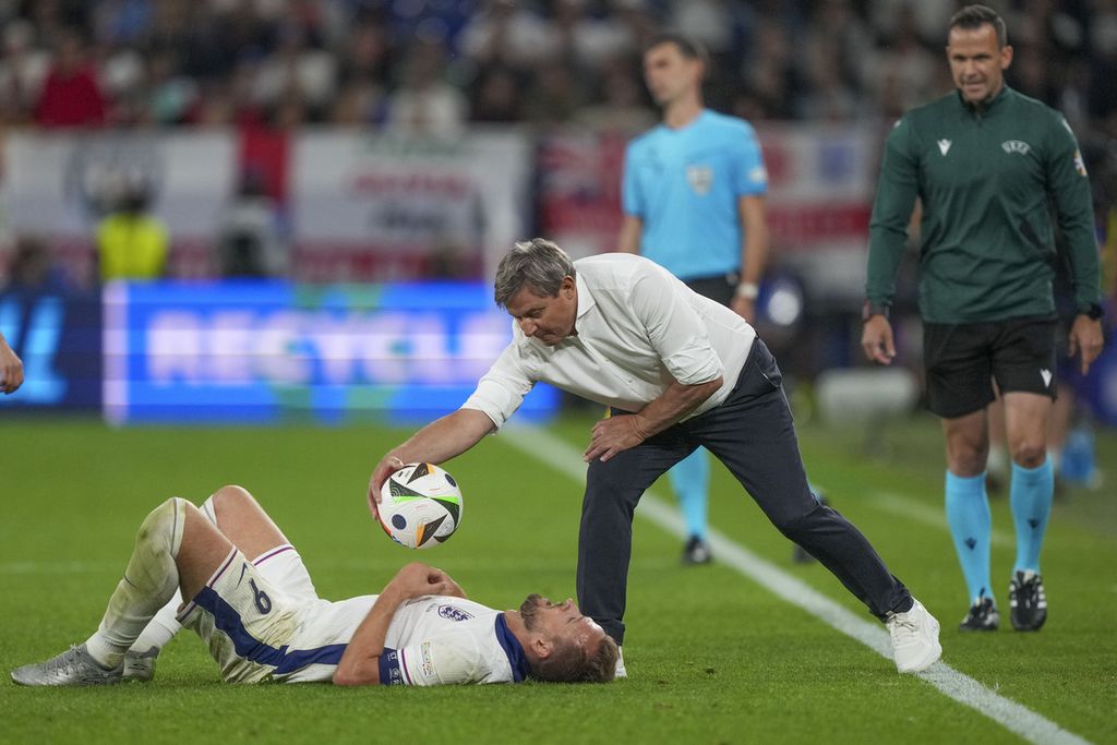 Pelatih Serbia Dragan Stojkovic mengambil bola dalam pertandingan Grup C Piala Eropa 2024 antara Serbia dan Inggris di Gelsenkirchen, Jerman, Minggu (16/6/2024). 